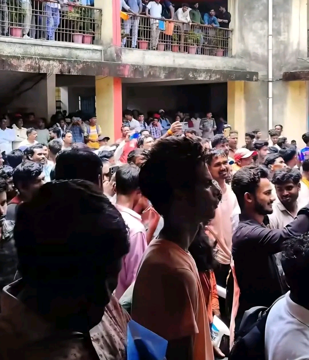 गोविंदपुर ड्राइविंग लाइसेंस कैंप में भारी अव्यवस्था, घंटों लाइन में खड़े रहे आवेदक, हंगामे के बाद प्रशासन हरकत में