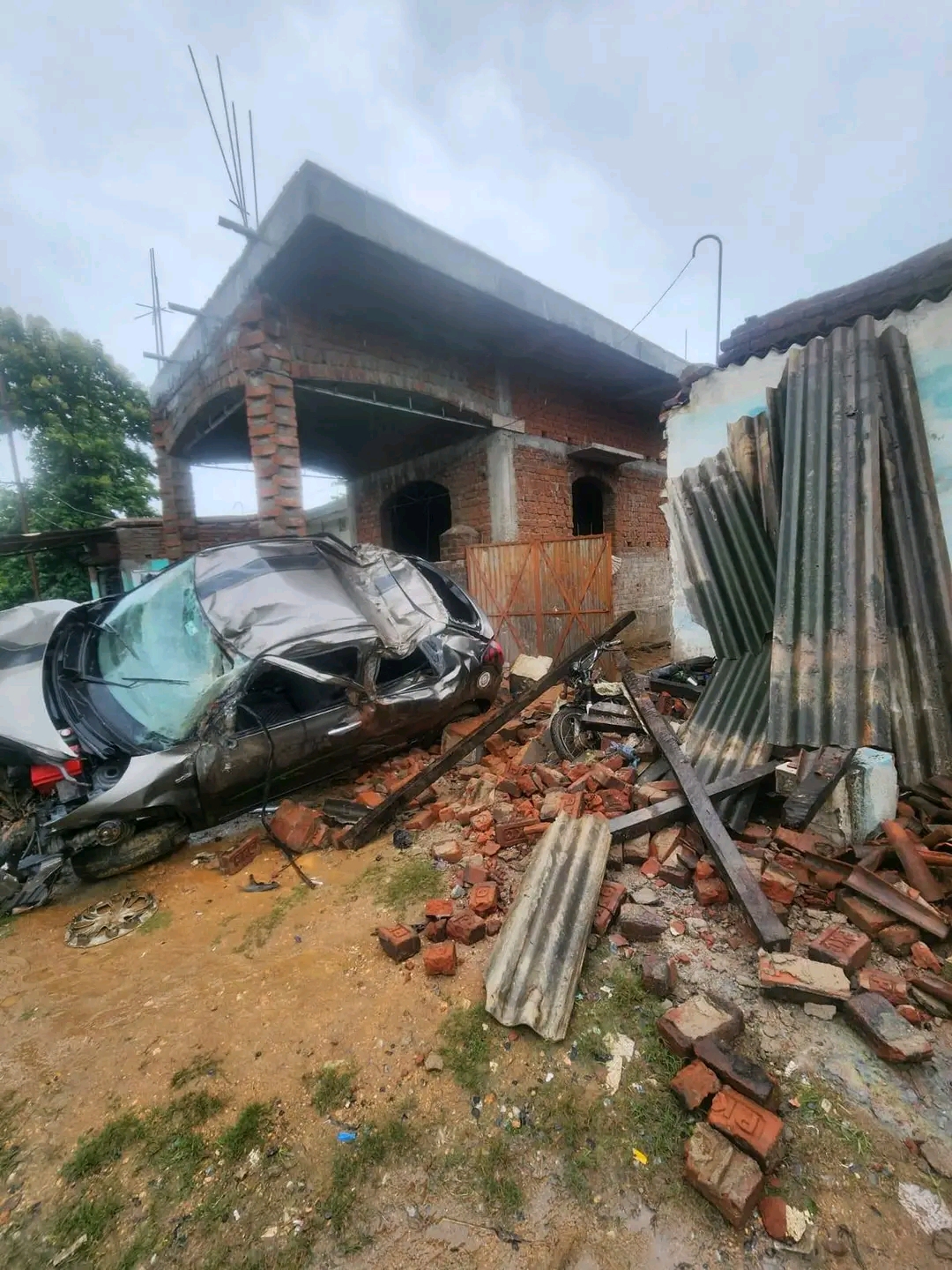 जलान फैक्ट्री हादसे के मातम के बीच दूसरी बड़ी दुर्घटना, पेटरवार में कार घर में घुसी; भूली ओपी का ड्राइवर गंभीर घायल