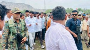 katras कतरास में फिर धंसी जमीन, दहशत में लोग; सांसद ढुलू महतो ने किया प्रभावित क्षेत्र का दौरा