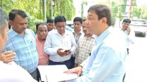 dhanbad सदर अस्पताल विस्तार के लिए अतिक्रमण हटाने की तैयारी, सीओ ने किया स्थल निरीक्षण