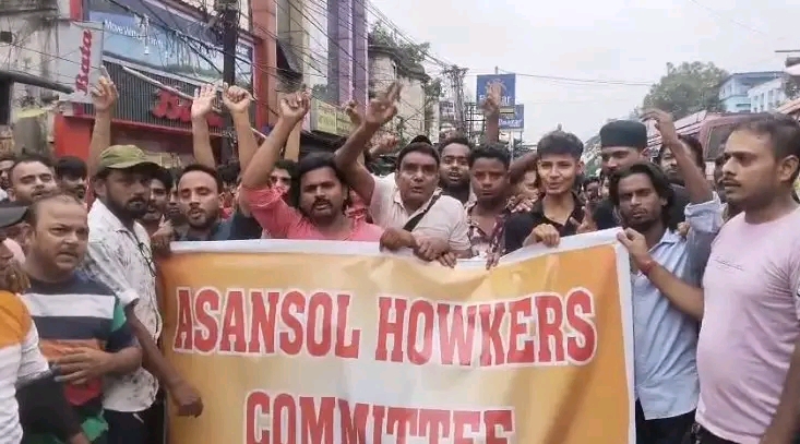 आसनसोल में बुलडोजर कार्रवाई के विरोध में हॉकरों का प्रदर्शन, भाजपा विधायक ने की शांत रहने की अपील