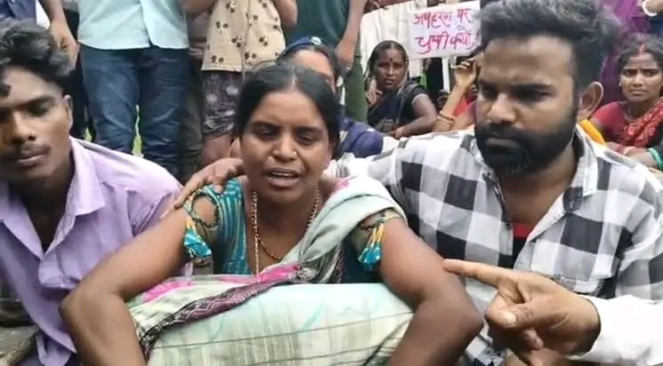 गिरिडीह में युवक का शव मिलने पर फूटा जनाक्रोश, ग्रामीणों ने मुख्य सड़क की जाम