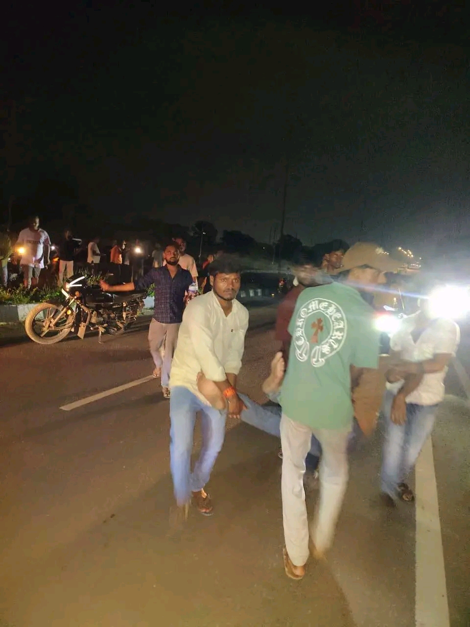 धनबाद के शक्ति चौक पर भीषण सड़क हादसा, नेक्सॉन कार और बाइक की टक्कर में दो घायल