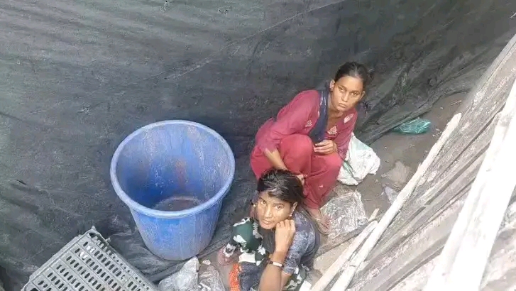 धनबाद के हीरापुर चाइना मार्केट में कॉस्मेटिक दुकान से चोरी, दो महिलाएं रंगे हाथ पकड़ी गईं