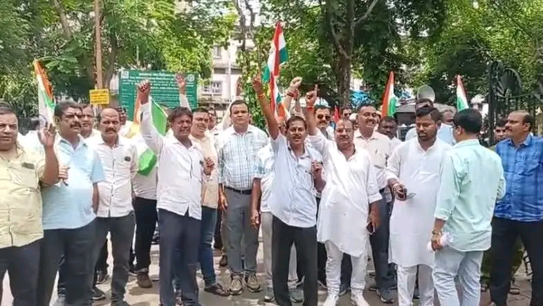 रॉयल्टी चालान की नई व्यवस्था के विरोध में धनबाद के संवेदकों का प्रदर्शन, पैदल मार्च निकालकर सरकार के खिलाफ जताया विरोध