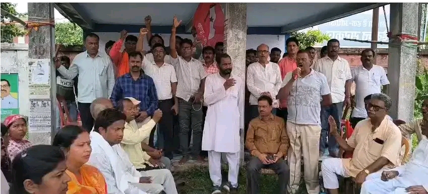 बलियापुर प्रखंड कार्यालय के बाहर भाकपा (माले) का अनिश्चितकालीन धरना, भ्रष्टाचार के आरोपों की जांच की मांग