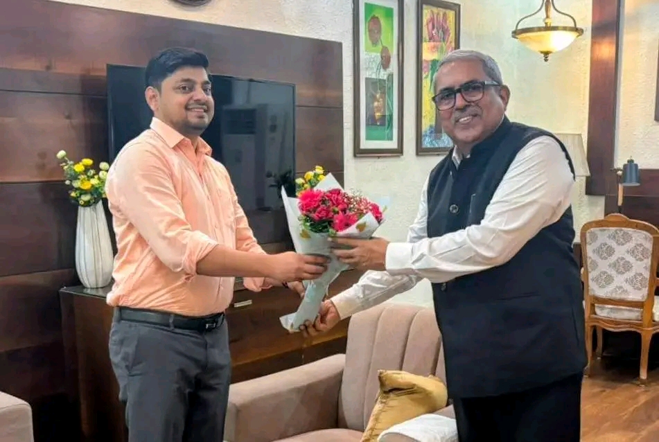 धनबाद की स्वास्थ्य सेवाओं की प्रमंडलीय आयुक्त ने की सराहना, राजस्व लक्ष्य समय पर पूरा करने का आदेश