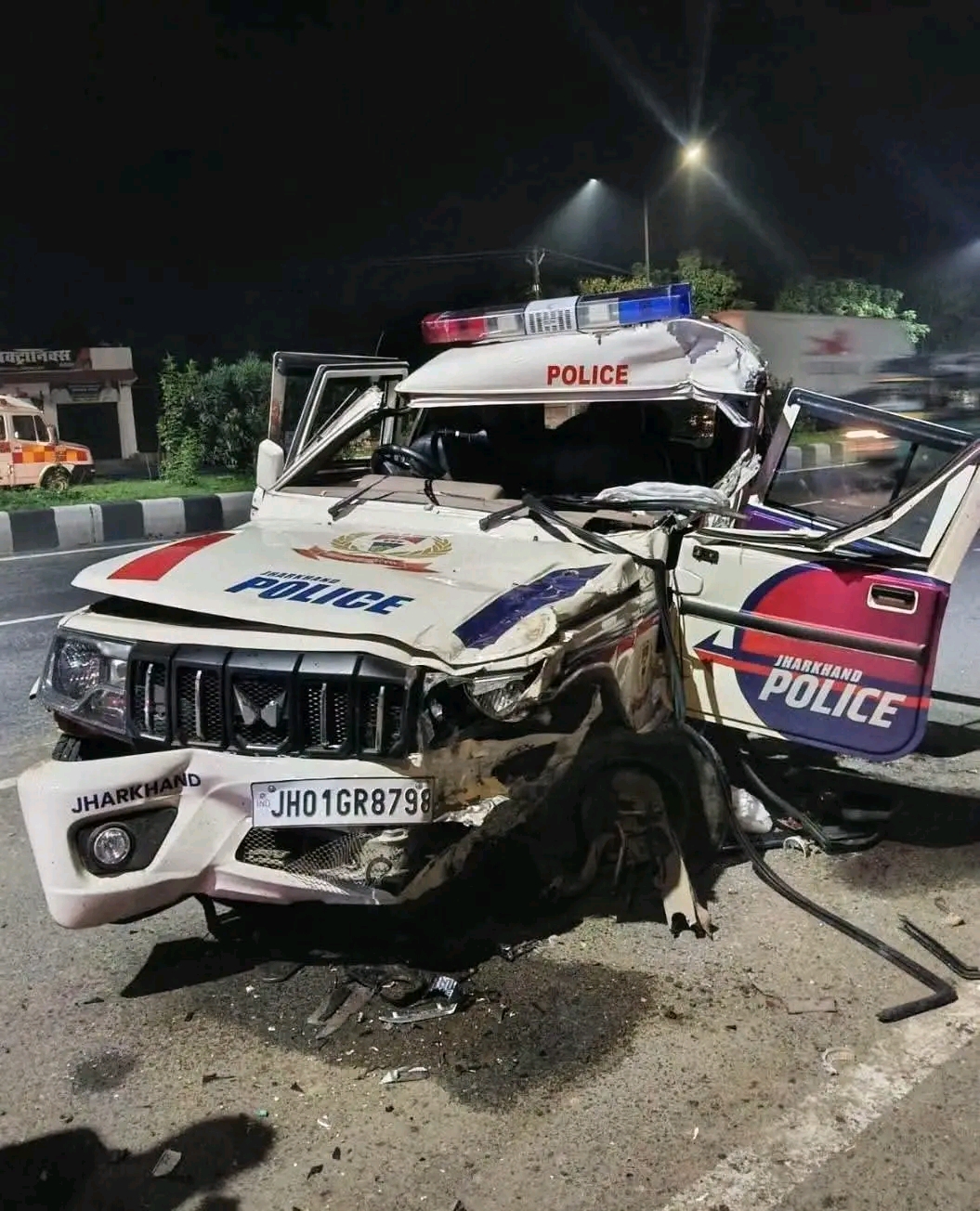 धनबाद में दर्दनाक सड़क हादसा: छापेमारी से लौट रही पुलिस बोलेरो ट्रेलर से टकराई, एक जवान शहीद, तीन गंभीर घायल