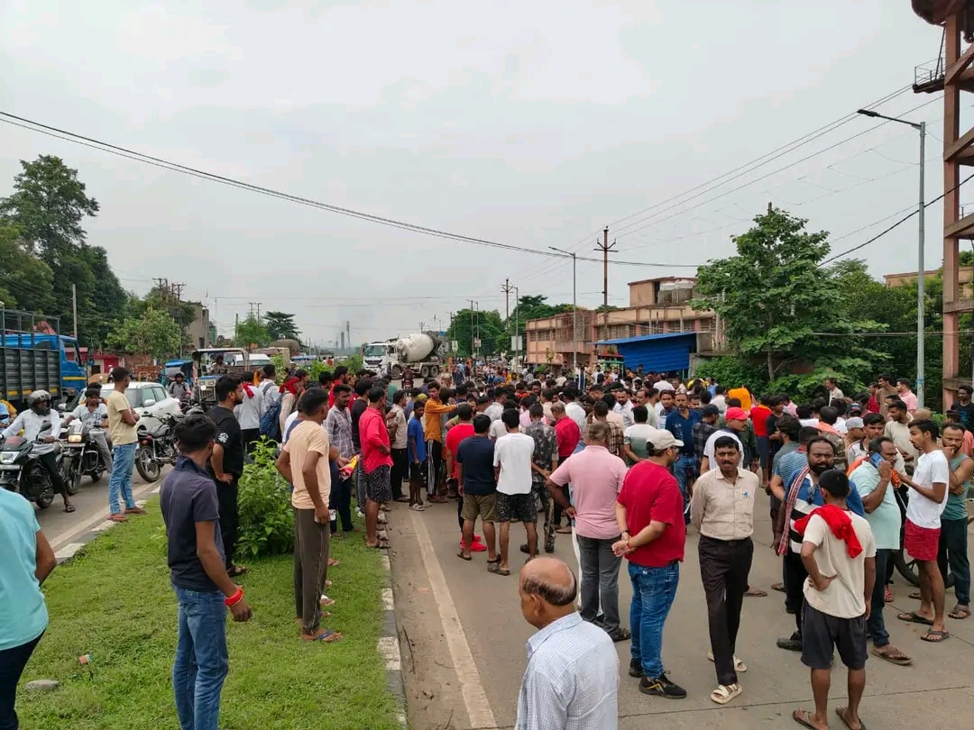 एनएच-32 पर हादसे के बाद 5 घंटे तक जाम, मुआवजे और सड़क सुरक्षा की मांग; स्थानीय लोगों में भारी आक्रोश