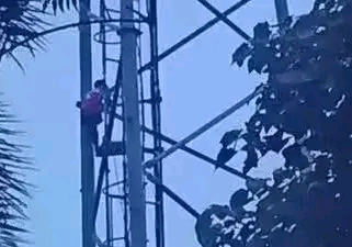 JharkhandNews:प्रेम संबंध टूटने से आहत दो बच्चों का पिता मोबाइल टावर पर चढ़ा, घंटों चला हाई-वोल्टेज ड्रामा