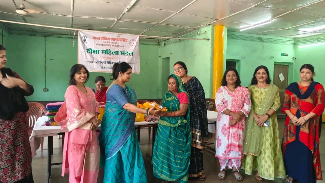 लगातार बारिश से प्रभावित जरूरतमंदों के बीच संकल्प महिला समिति ने बांटी राहत सामग्री