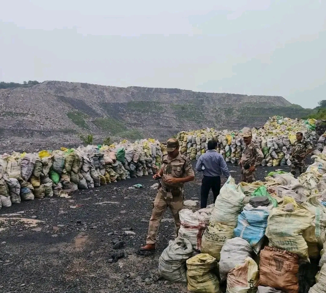 धनबाद में अवैध कोयला कारोबार पर बड़ी कार्रवाई, 2000 बोरी अवैध कोयला जब्त