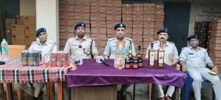 गिरिडीह बिहार जा रही ₹35 लाख से अधिक की शराब जब्त, पुलिस को देख ट्रक छोड़ जंगल में भागा चालक