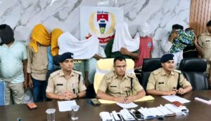 bokaro बोकारो पुलिस का साइबर ठगों पर बड़ा प्रहार, 9 शातिर गिरफ्तार; मोबाइल, सिम, बैंक पासबुक और नकदी बरामद