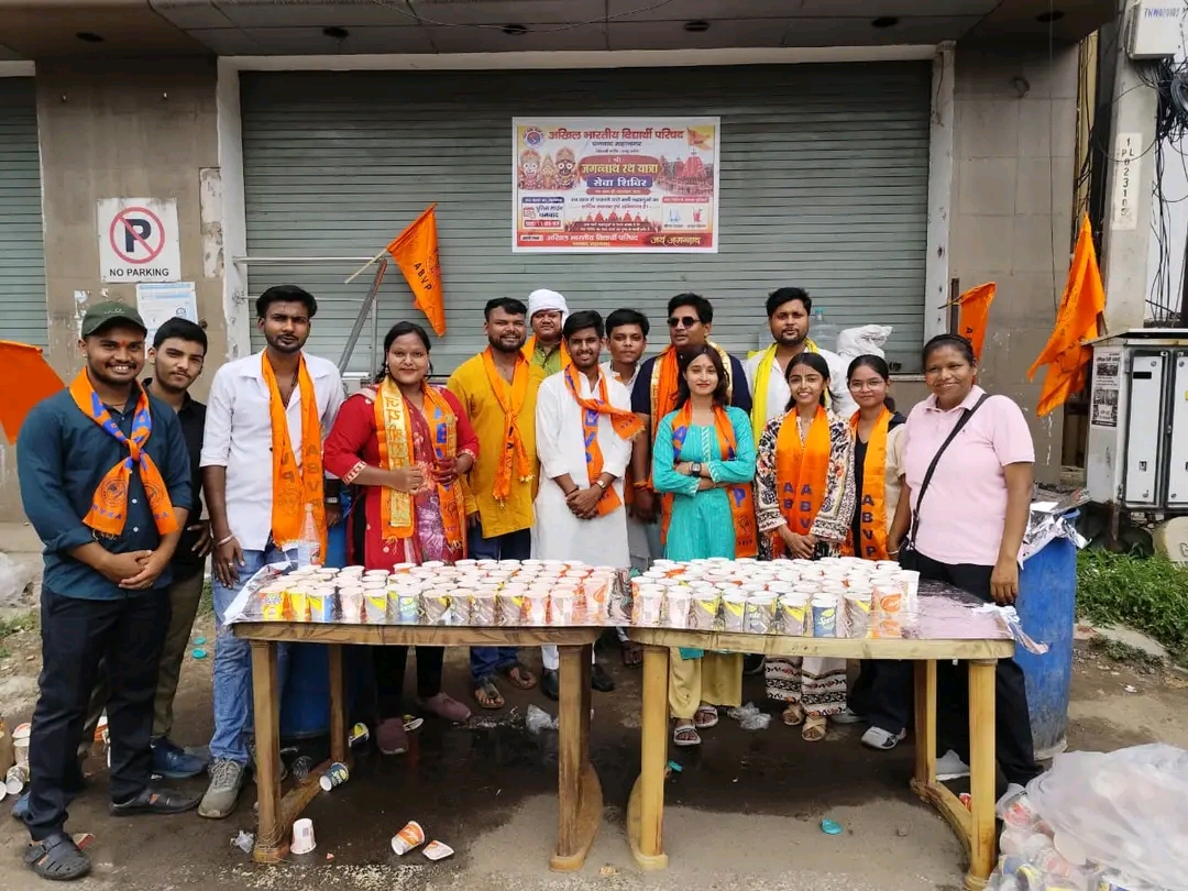 dhanbad जगन्नाथ रथ यात्रा में एबीवीपी का सेवा शिविर बना श्रद्धालुओं का सहारा, पुलिस लाइन के पास हुआ पेयजल वितरण