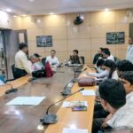 dhanbad मतदाता सूची पुनरीक्षण कार्य की समीक्षा, एसडीएम ने लापरवाह बीएलओ सुपरवाइजरों को लगाई फटकार