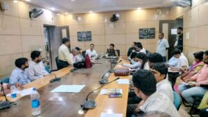 dhanbad मतदाता सूची पुनरीक्षण कार्य की समीक्षा, एसडीएम ने लापरवाह बीएलओ सुपरवाइजरों को लगाई फटकार