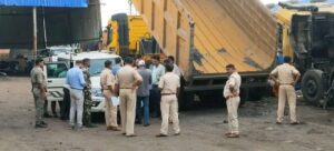 katras परिवहन और खनन विभाग की संयुक्त कार्रवाई, 37 हाइवा जब्त; नियम उल्लंघन पर ₹3.50 लाख का जुर्माना