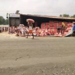 govindpur गोविंदपुर-साहिबगंज मार्ग पर चना-मटर लदा ट्रक पलटा, चालक-खलासी बाल-बाल बचे