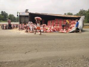 govindpur गोविंदपुर-साहिबगंज मार्ग पर चना-मटर लदा ट्रक पलटा, चालक-खलासी बाल-बाल बचे