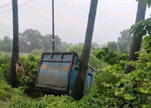DhanbadNews:धोखरा पलानी के पास अनियंत्रित हाइवा जंगल में घुसा, बड़ा हादसा टला