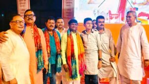 dhanbad निरसा में श्रीराम कथा में उमड़ी श्रद्धालुओं की भीड़, सांसद ढुलू महतो ने लिया पूज्य राजन जी महाराज का आशीर्वाद