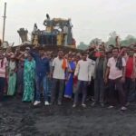 dhanbad लोकल सेल डीओ नहीं मिलने पर मुराईडीह कोलियरी में मजदूरों का प्रदर्शन, कामकाज ठप