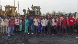 dhanbad लोकल सेल डीओ नहीं मिलने पर मुराईडीह कोलियरी में मजदूरों का प्रदर्शन, कामकाज ठप