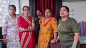 dhanbad आवासीय विद्यालय में बच्चों से मारपीट और दुर्व्यवहार के आरोप, परिजनों का हंगामा; जांच की मांग तेज