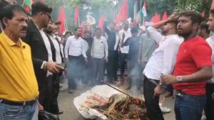 DhanbadNews:NEET पेपर लीक के विरोध में धनबाद में छात्रों का प्रदर्शन, ‘पेपर लीक से आजादी’ के नारों से गूंजा रणधीर वर्मा चौक