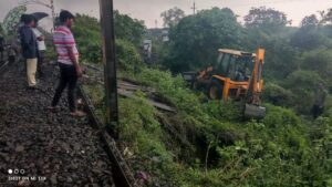 सोनारडीह हॉल्ट के पास रेलवे ट्रैक से 4 मीटर दूर गोफ, डीसी रेल लाइन की सुरक्षा पर फिर उठे सवाल