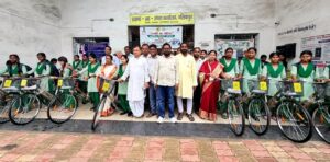 बलियापुर में छात्राओं को मिली साइकिल, विधायक चन्द्रदेव महतो ने शिक्षा के लिए किया प्रेरित