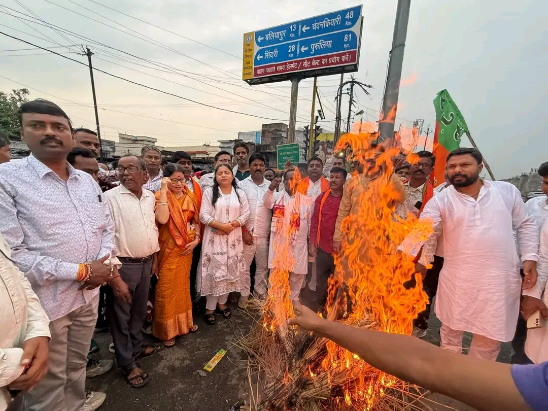 धनबाद | भर्ती परीक्षाओं में अनियमितताओं के विरोध में भाजपा का प्रदर्शन, गोविंदपुर चौक पर राहुल गांधी का पुतला दहन