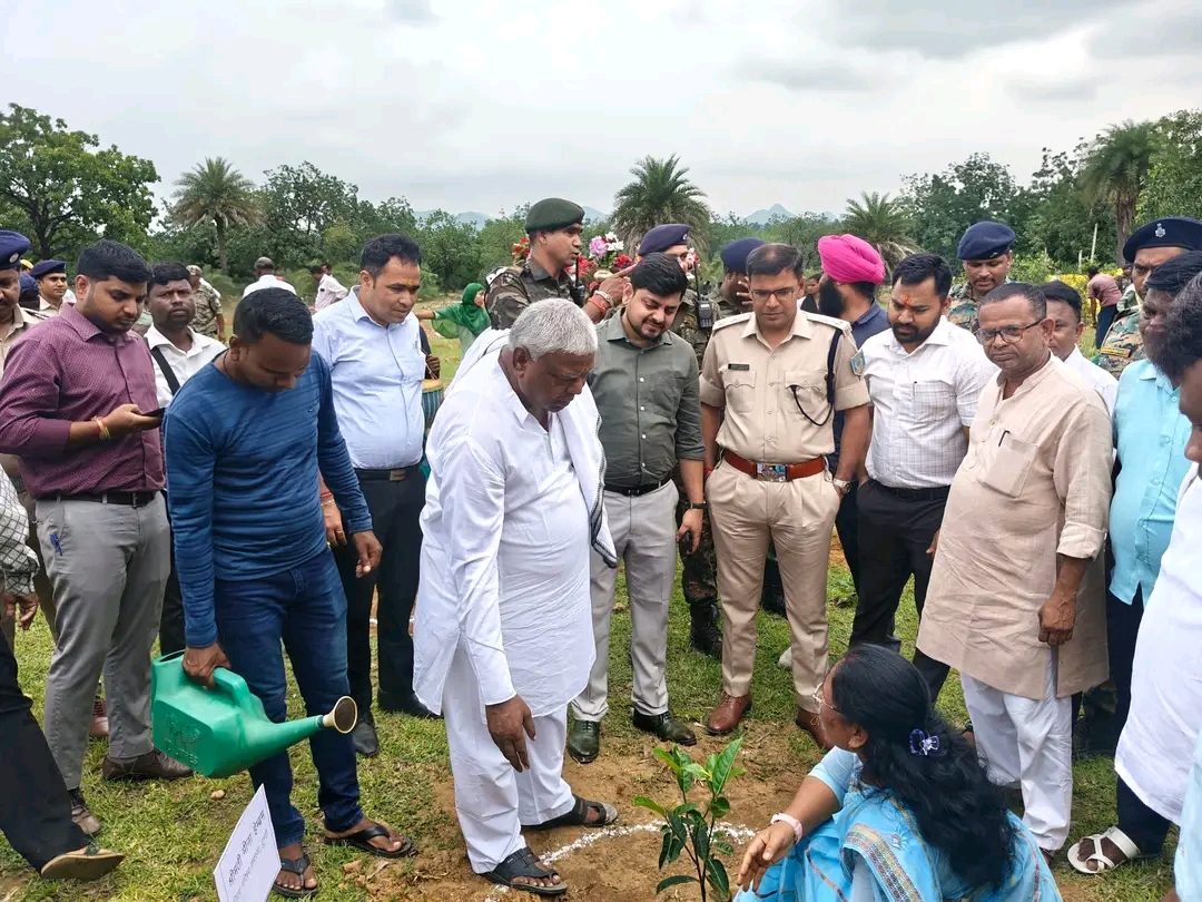 धनबाद | टुंडी में 77वें वन महोत्सव के तहत ‘एक पेड़ माँ के नाम 3.0’ अभियान, सैकड़ों लोगों ने किया पौधारोपण