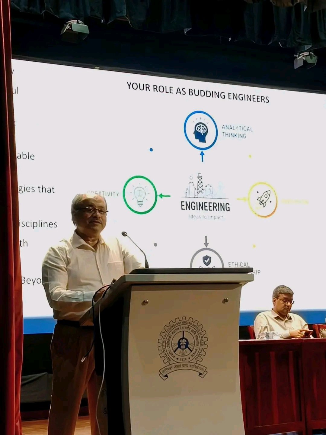 आईआईटी (आईएसएम) धनबाद में नए विद्यार्थियों का भव्य स्वागत, निदेशक बोले— ‘जॉब सीकर नहीं, जॉब क्रिएटर बनें’
