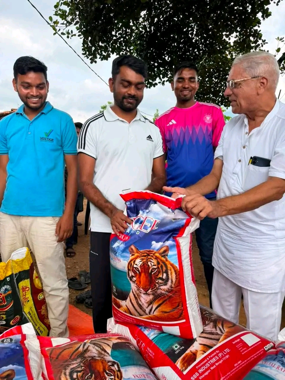 दूरस्थ आदिवासी गांव पहुंचे विधायक जयराम महतो, 32 परिवारों को एक माह का राशन उपलब्ध कराया