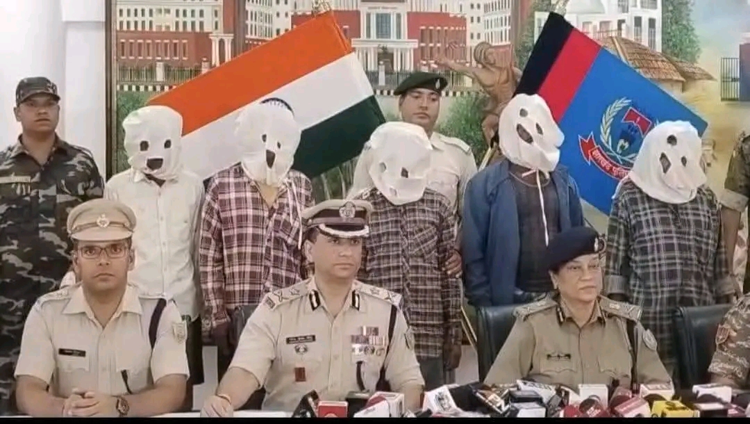 एक करोड़ का इनामी नक्सली मिश्र बेसरा दो साथियों के साथ गिरफ्तार, भारी मात्रा में हथियार बरामद