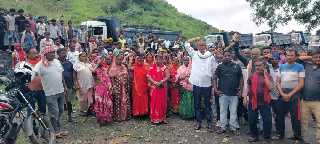 गोन्दुडीह में STG आउटसोर्सिंग शुरू कराने की मांग को लेकर असंगठित मजदूरों का प्रदर्शन