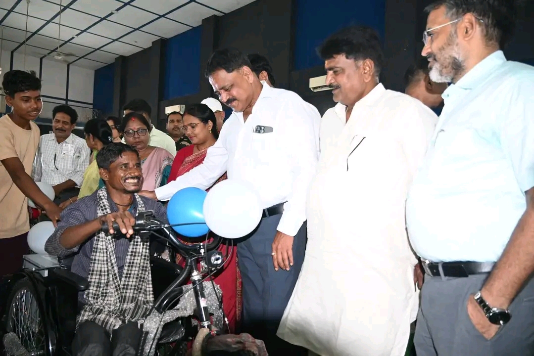 गिरिडीह में 85 दिव्यांगजनों को मिली बैटरी चालित ट्राई साइकिल, DMFT की पहल से बढ़ेगी आत्मनिर्भरता