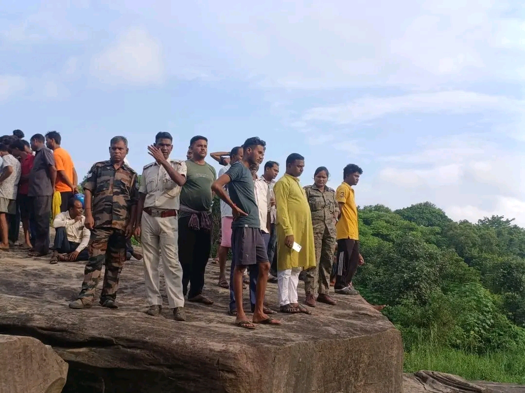 धनबाद में बड़ा हादसा: भटिंडा फॉल में युवक लापता, गोताखोर तलाश में जुटे