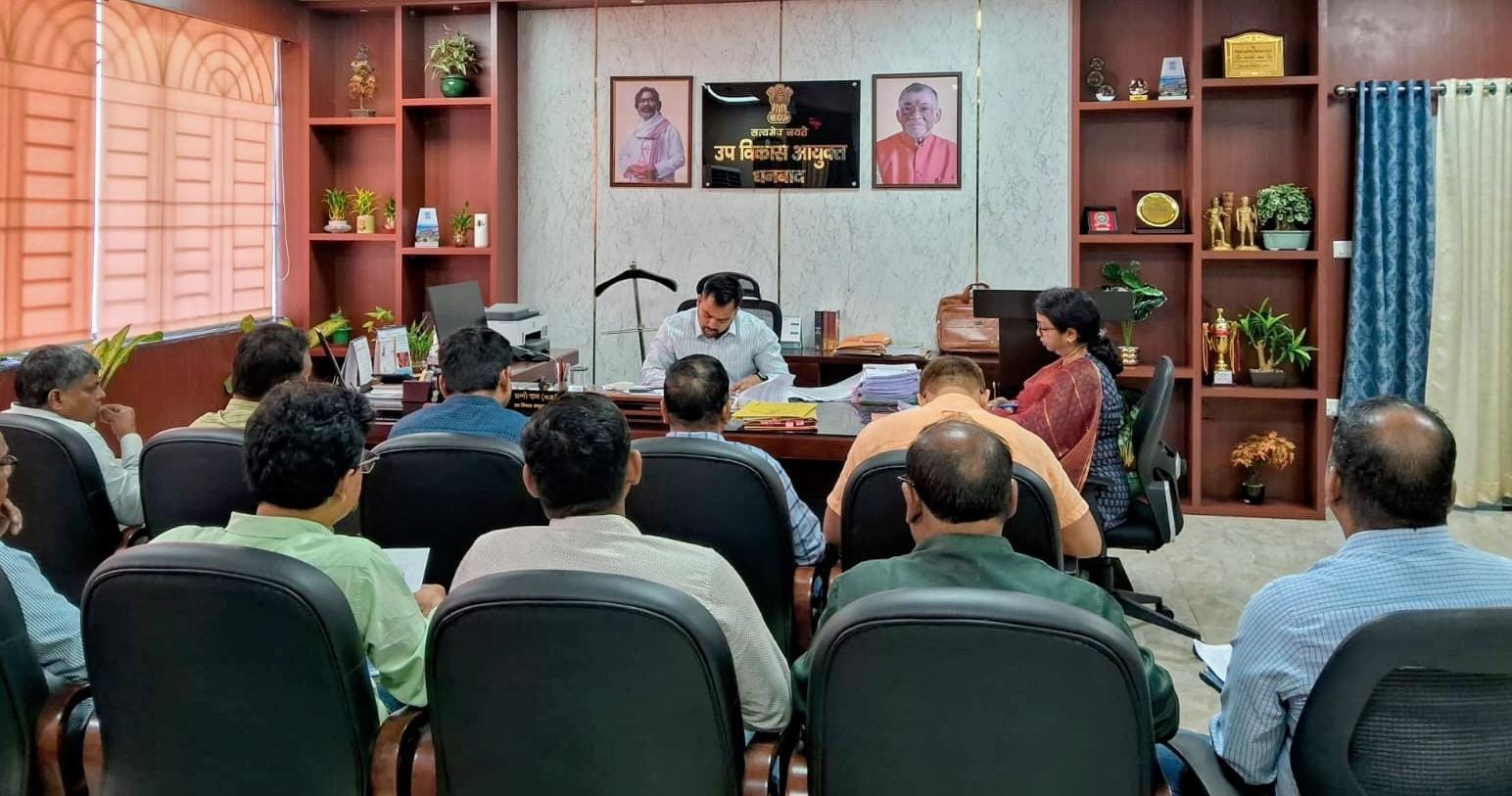 डीडीसी ने आंगनवाड़ी केंद्रों को स्कूल परिसरों में स्थानांतरित करने की प्रगति की समीक्षा की