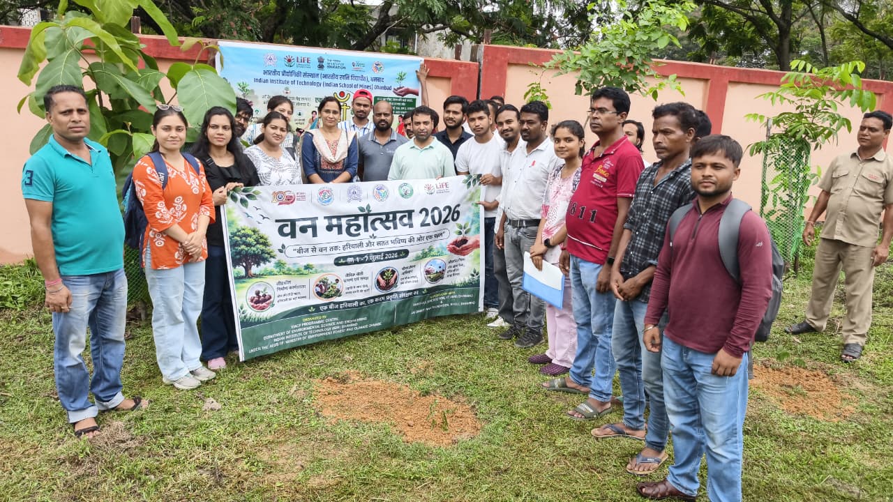 वन महोत्सव के तहत आईआईटी (आईएसएम) ने निरसा में चलाया सीड बॉल और पौधरोपण अभियान