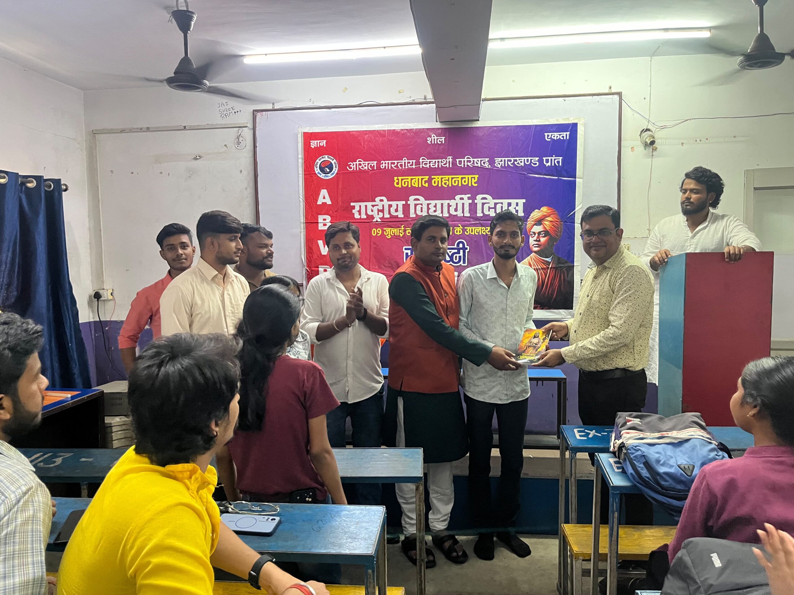 धनबाद और सिंदरी में छात्र संवाद, स्वास्थ्य सेवा और राष्ट्र निर्माण के संकल्प के साथ हुए विविध कार्यक्रम