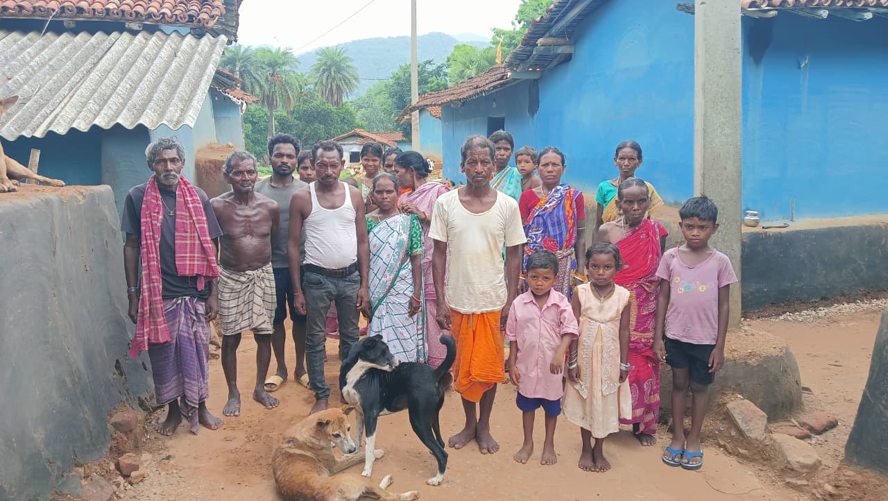DhanbadNews:आजादी के दशकों बाद भी विकास से वंचित भेलवाबेड़ा, मरीज आज भी खटिया पर ढोने को मजबूर