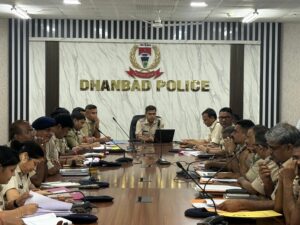 धनबाद पुलिस का बड़ा एक्शन, अपराध में 30% की गिरावट; फरार अपराधियों पर चलेगा विशेष अभियान