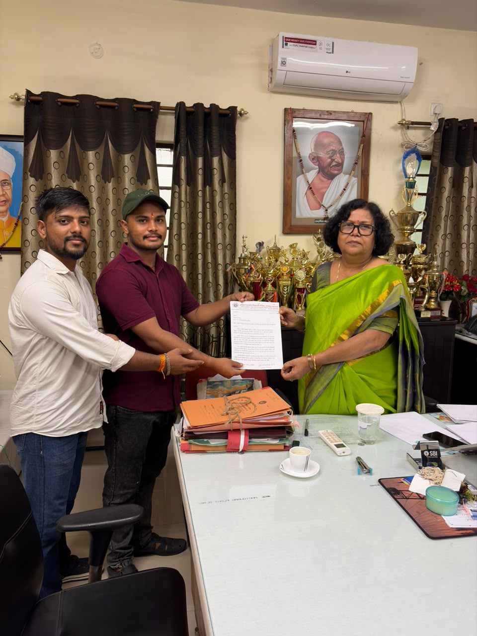 DhanbadNews:क्लस्टर सिस्टम के विरोध में अभाविप का प्रदर्शन, पी.के. रॉय मेमोरियल कॉलेज की प्राचार्या को सौंपा ज्ञापन