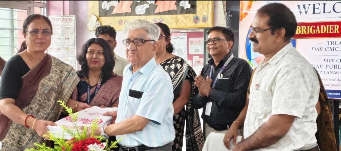 DhanbadNews:डीएवी कोयला नगर पहुंचे ब्रिगेडियर ए. के. अदलखा, शिक्षकों को मानवता आधारित शिक्षा का दिया संदेश