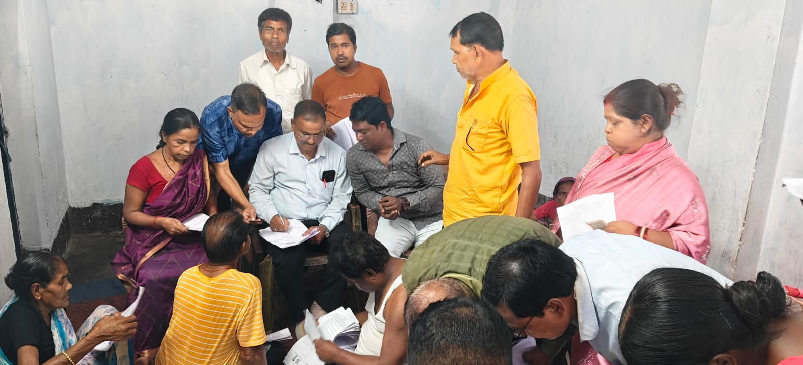 झरिया में तेज हुआ SIR अभियान, कांग्रेस नेता कार्तिक हाड़ी ने मतदाताओं को किया जागरूक