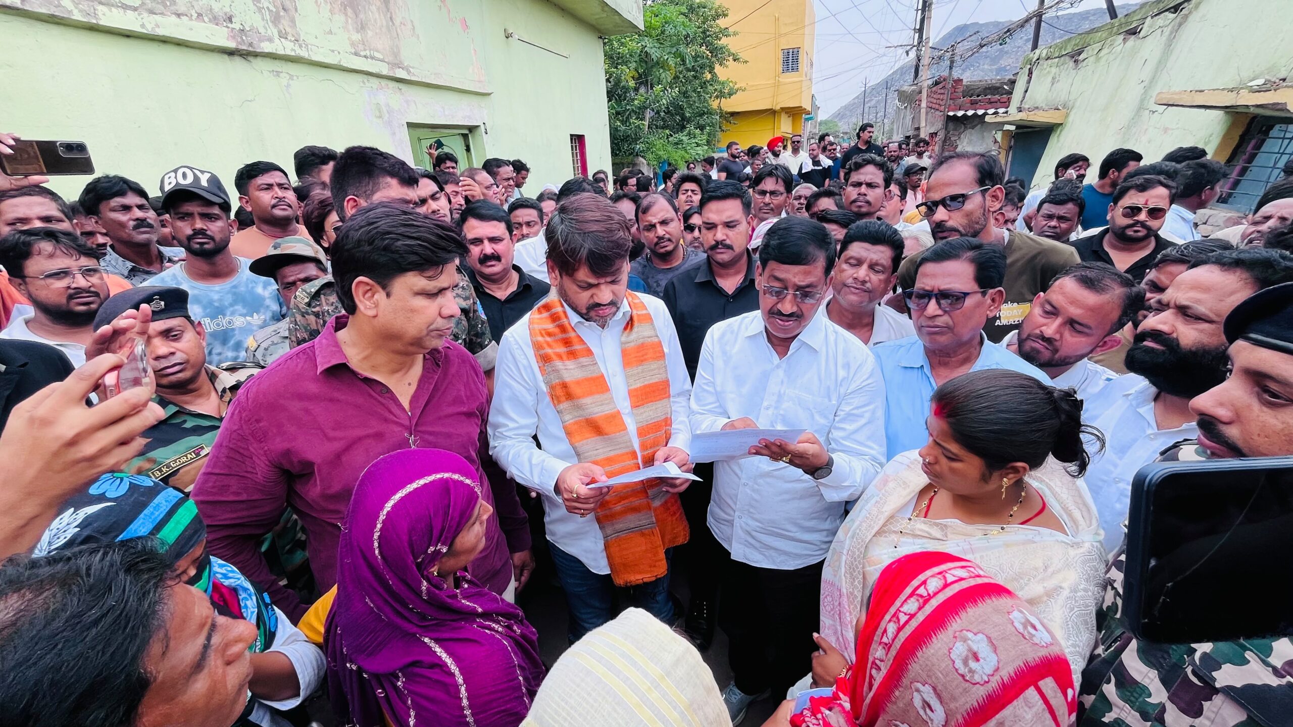 छाताबाद पहुंचे महापौर संजीव सिंह, भू-धसान प्रभावित क्षेत्र का किया निरीक्षण; अवैध खनन पर सख्त कार्रवाई की मांग