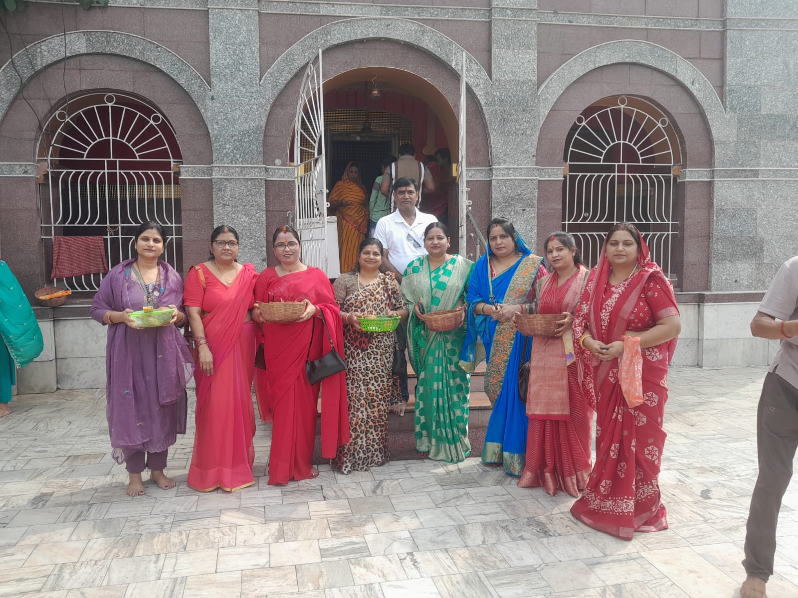 DhanbadNews:खुशियों की उड़ान संस्था ने दुखहरनी मंदिर में किया खिचड़ी भोग वितरण, सामाजिक सेवा का दिया संदेश